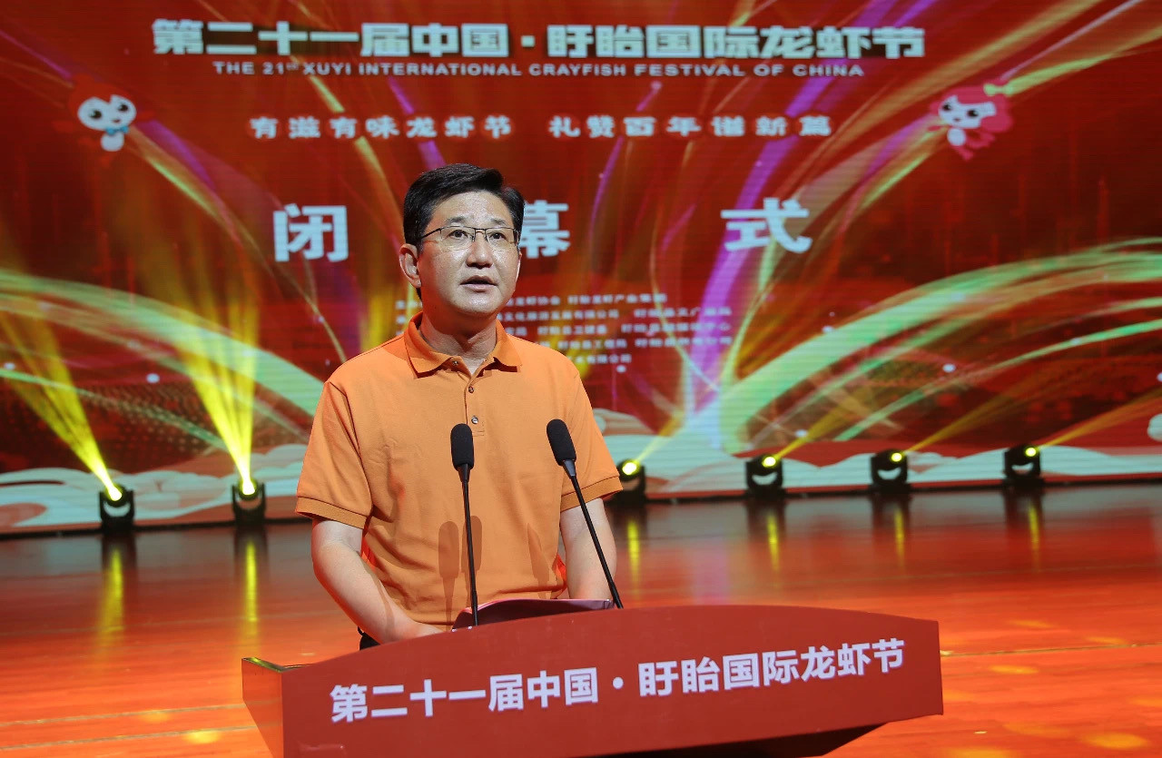 龍蝦節(jié)組委會(huì)主任、縣委副書記、縣長孫志標(biāo)致辭_副本.jpg